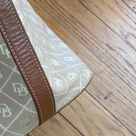 Dooney & Bourke cream and brown canvas hobo bag with leather strap preowned - Picture 5 of 12